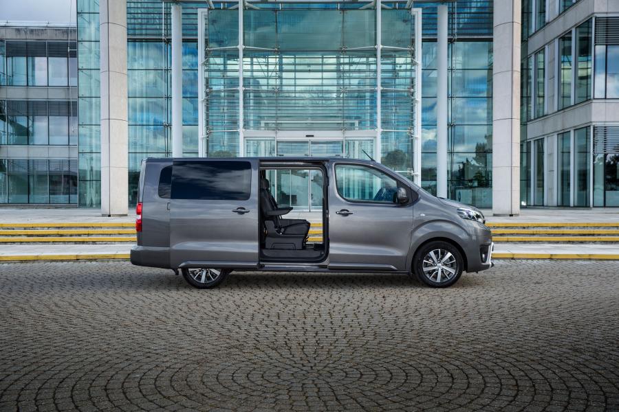  Toyota ProAce Verso VIP 2018 года  (UK) (фото 8 из 30)
